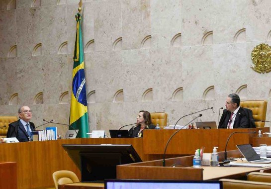 Os ministros Gilmar Mendes e Luís Roberto Barroso, presidente do STF, durante a sessão em que criticaram a aprovação da PEC no Senado na quarta-feira -  (crédito: CARLOS MOURA/STF)