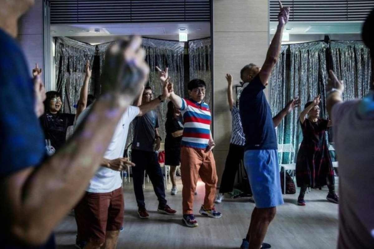 Centro de idosos na China improvisa discoteca para espantar solidão