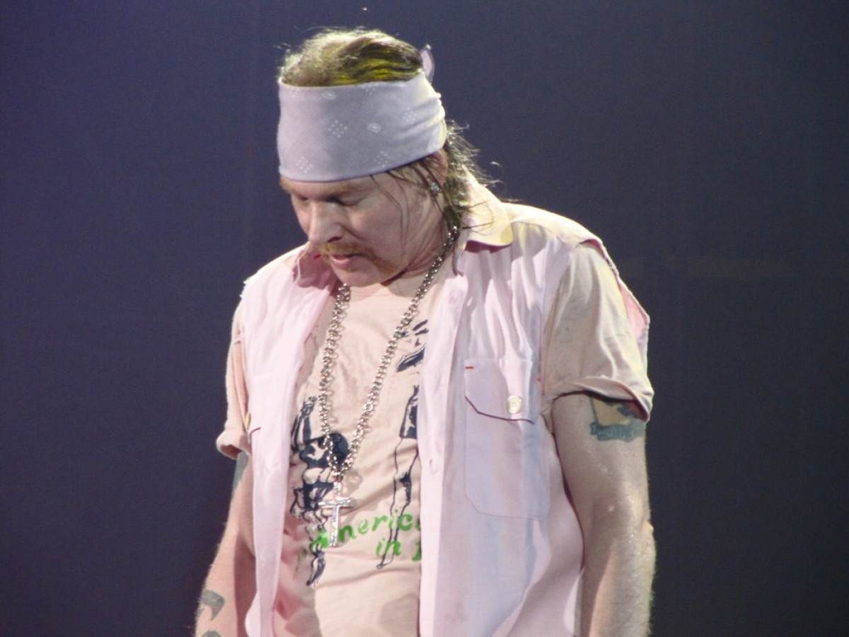 Axl Rose, vocalista do Guns N' Roses, nega acusações de agressão sexual
