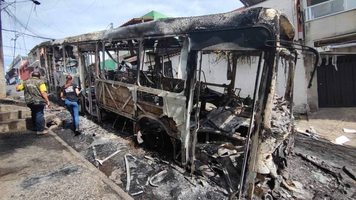 Ônibus é destruído em incêndio e polícia investiga possível crime