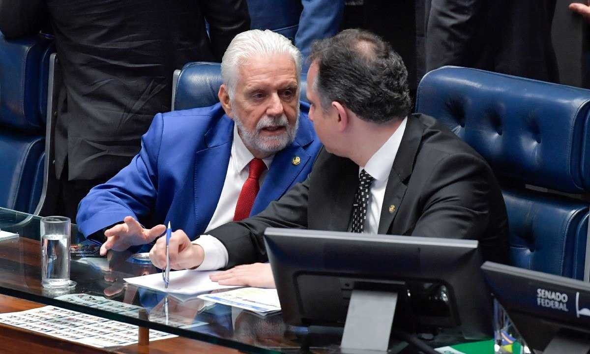 Líder do governo Lula no Senado vota a favor de PEC que interfere no STF