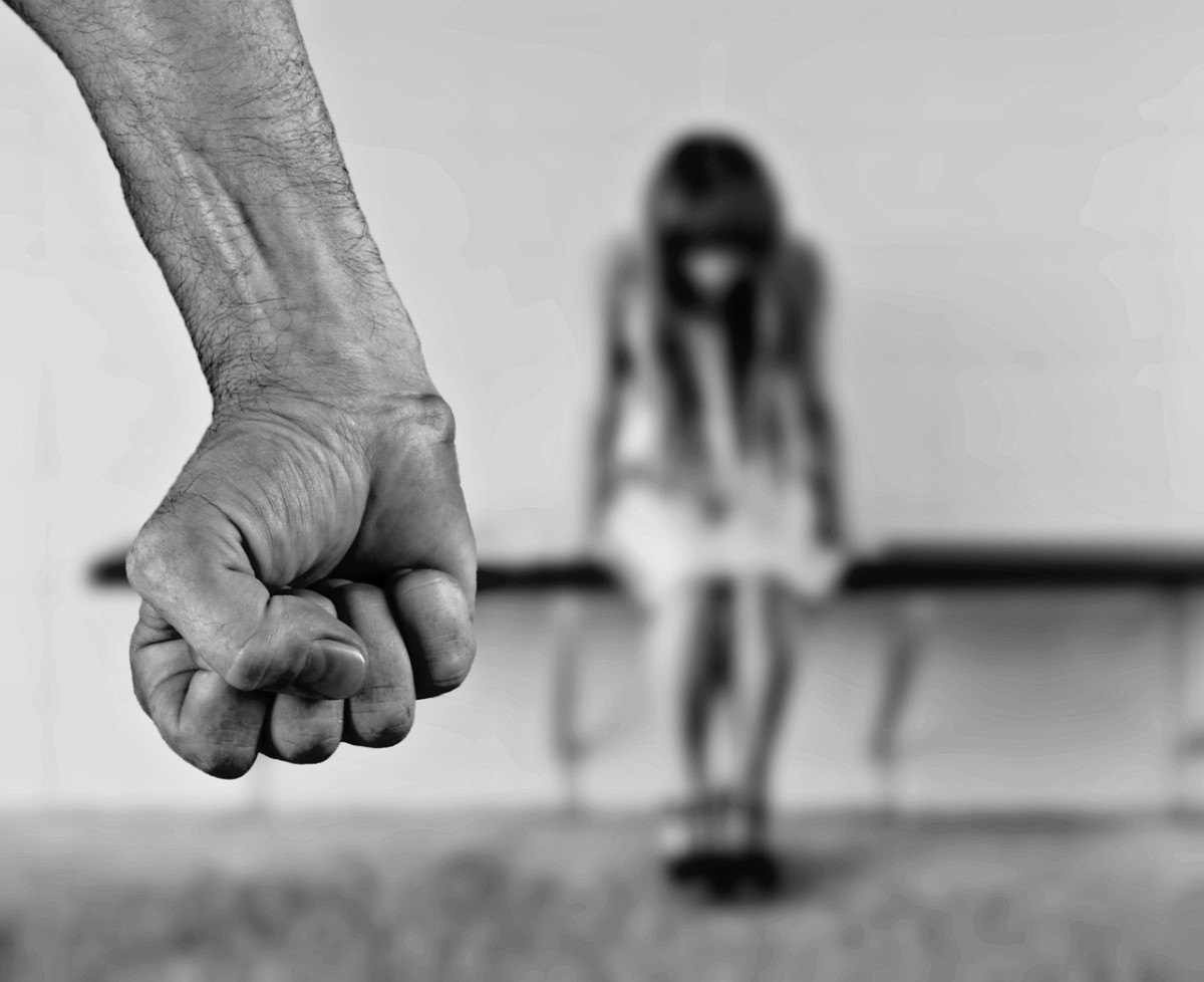 Padrasto e mãe são indiciados por estupro de jovem no interior de Minas