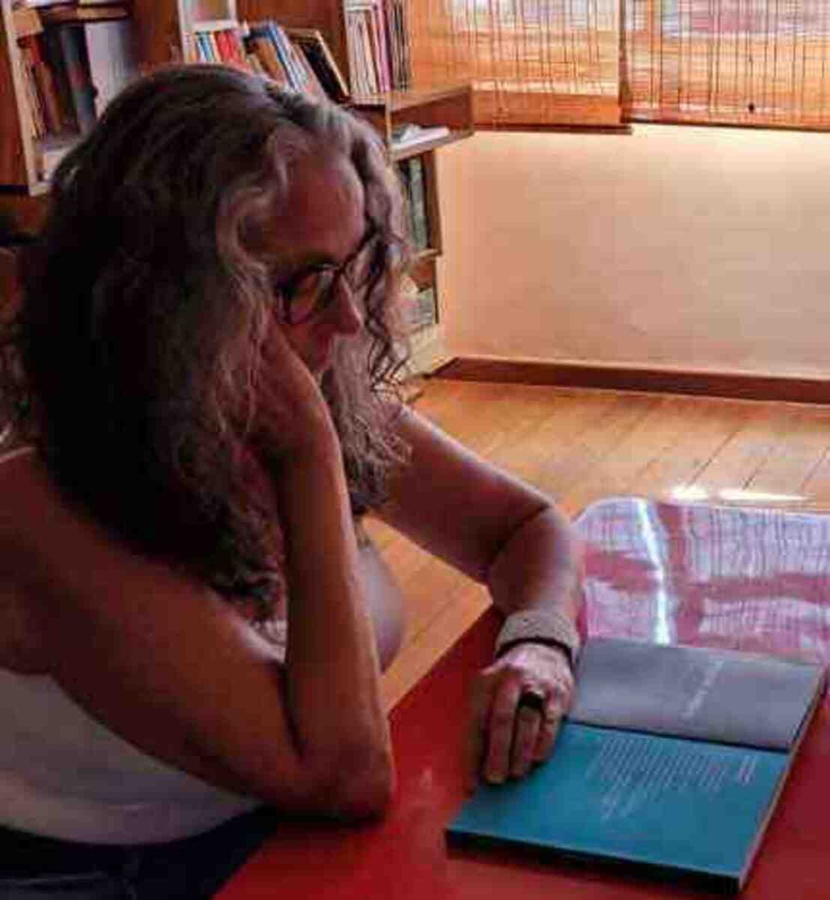 Seguindo 'conselho' de Drummond, Alícia Duarte Penna lança livro de poemas
