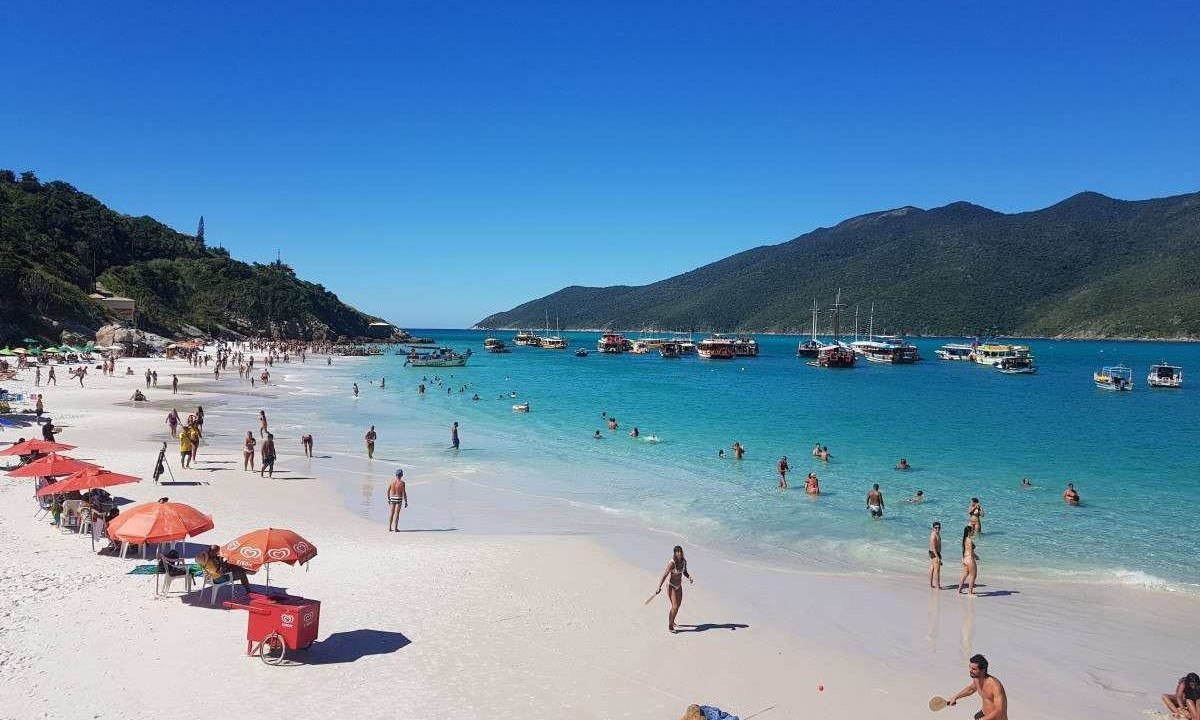 A Booking.com oferece descontos de até 30% nas hospedagens e passeios. Já programe nas férias uma ida à Praia do Pontal do Atalaia, em Arraial do Cabo -  (crédito: Carlos Altman/EM)