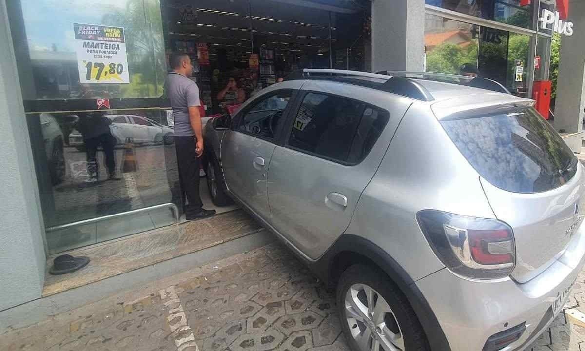 A reportagem do Estado de Minas esteve no local e flagrou o veículo ainda dentro do supermercado -  (crédito: Leandro Couri/EM/D.A Press)