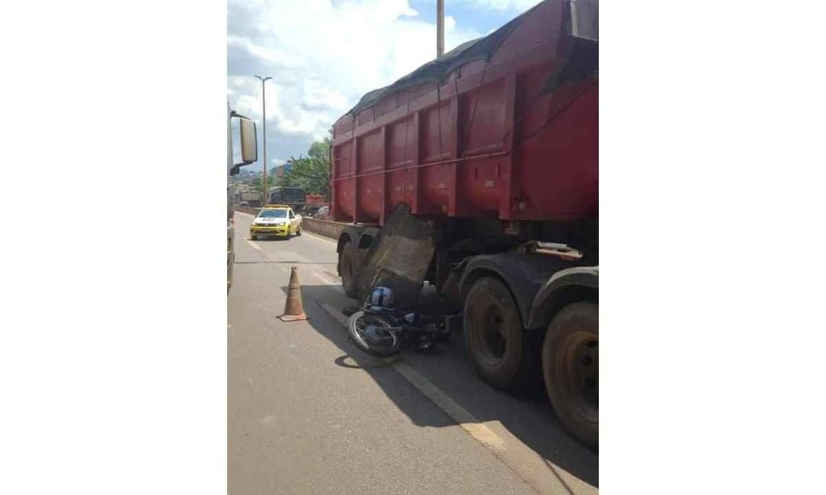 A condutora da moto, uma mulher de 45 anos, foi encaminhada ao Hospital João XXIII -  (crédito: Divulgação/PMRv)
