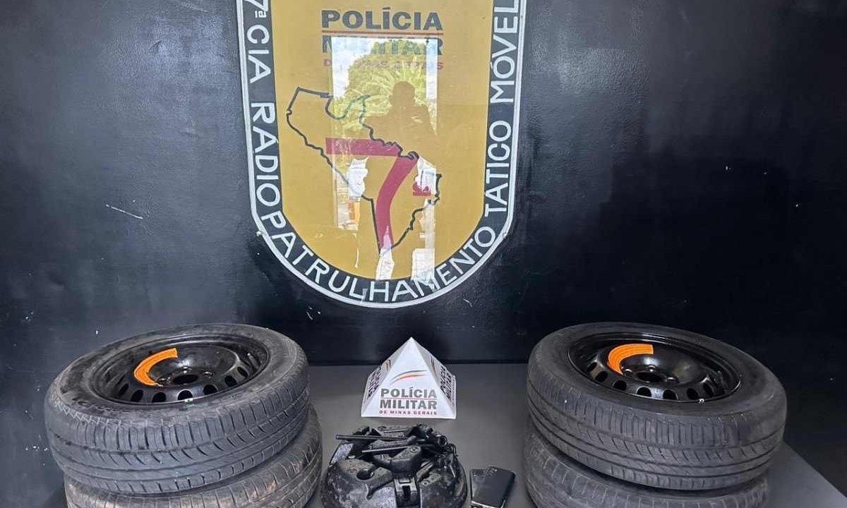 Polícia recuperou estepes roubados pela dupla no bairro Palmeiras -  (crédito: PMMG/Divulgação)