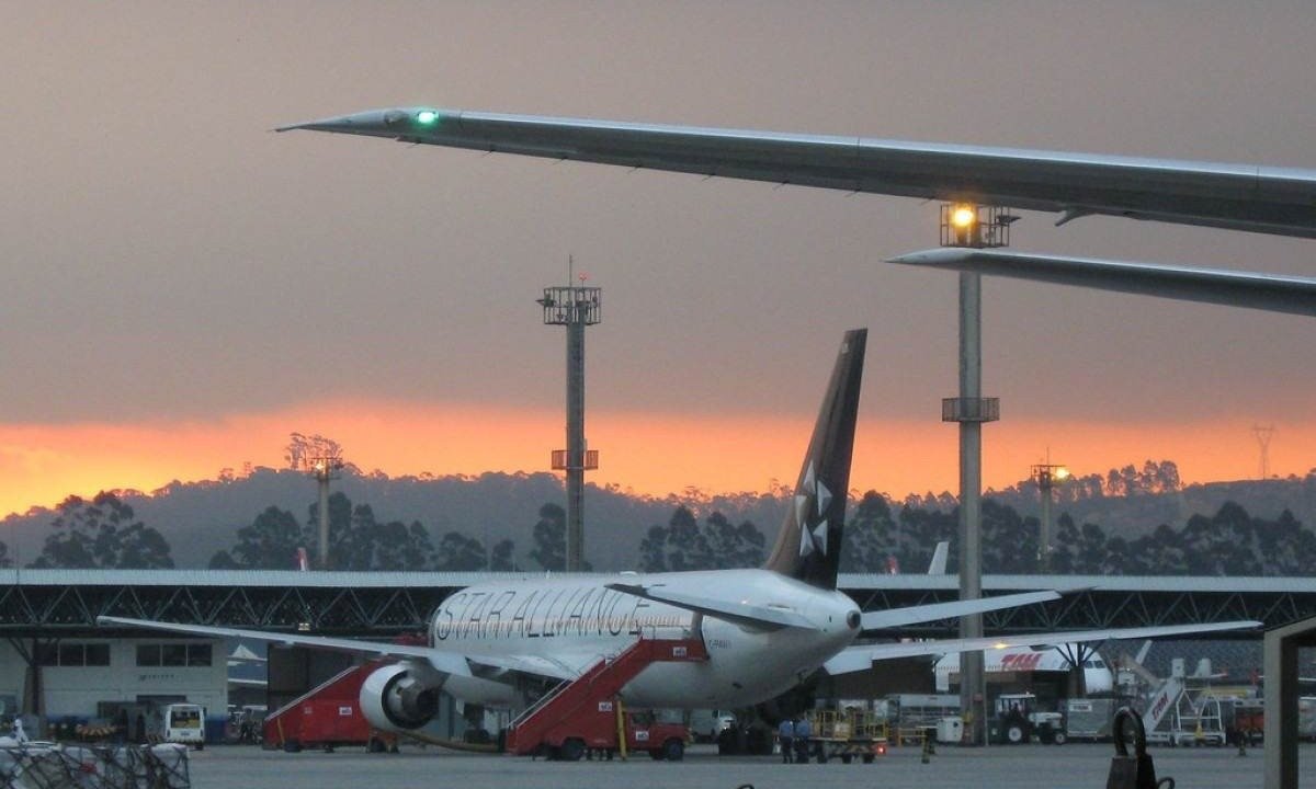 Pista do aeroporto de Guarulhos, com aviões parados, em trabalho de reabastecimento e carregamento de bagagens -  (crédito:  Hermann Wecke)