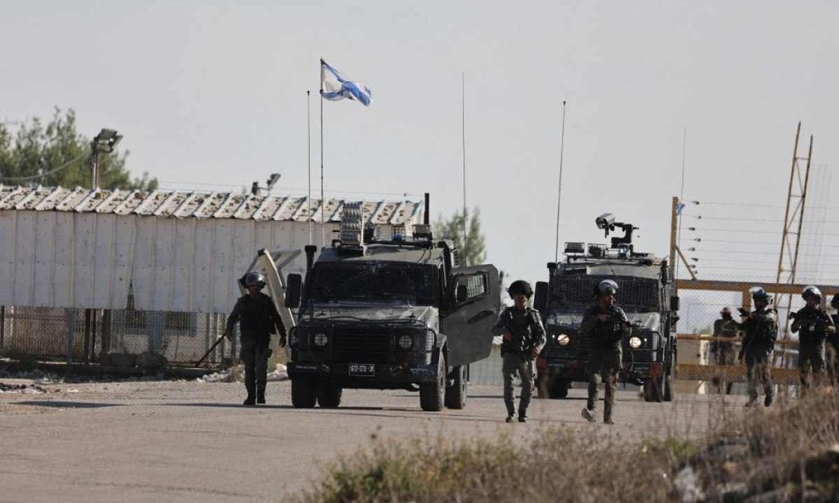 Veículos militares israelenses na fronteira com o território palestino em primeiro dia de libertação de reféns do Hamas -  (crédito: Jaafar ASHTIYEH / AFP)