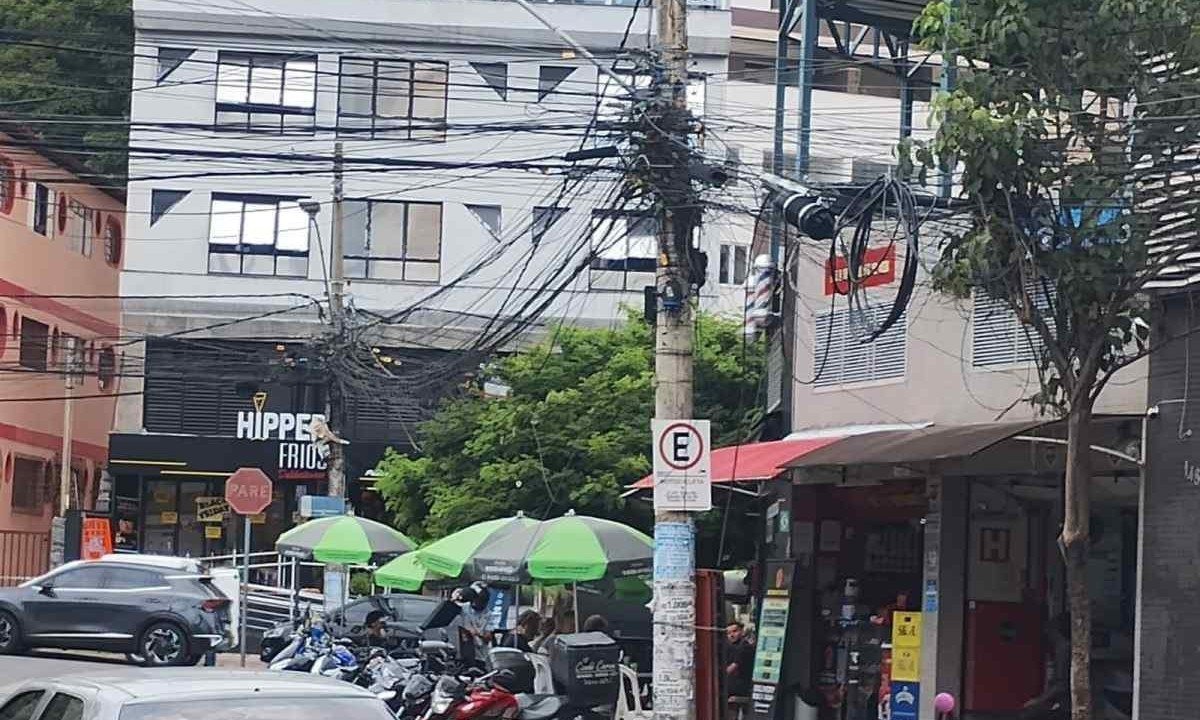 Maioria das lojas sem luz se localiza na Rua Conceição Macedo Novaes. Cemig afirma que cenário é resultado de um transformador que explodiu no local.  -  (crédito: Arquivo pessoal)