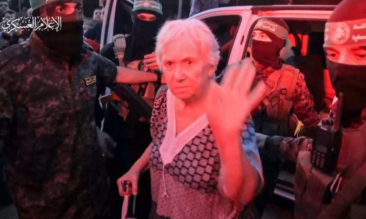 Troca de reféns dos dois lados foi feita nesta sexta (24/11). Na foto, refém israelense é liberada pelo Hamas -  (crédito: AFP)
