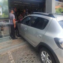 Vídeo: motorista perde controle e carro invade shopping em BH - Leandro Couri/EM/D.A Press