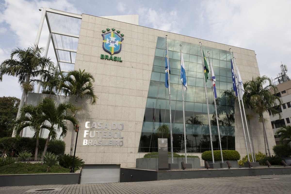 CBF aciona polícia e notifica a Fifa após racismo em perfil da entidade