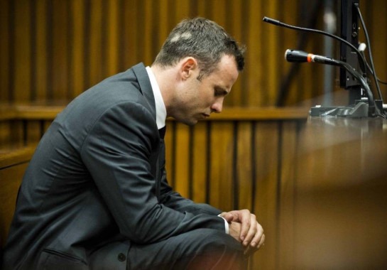 Oscar Pistorius no quinto dia de julgamento pelo assassinato de sua namorada em 2013, em 7 de março de 2014 -  (crédito: Pool/AFP)