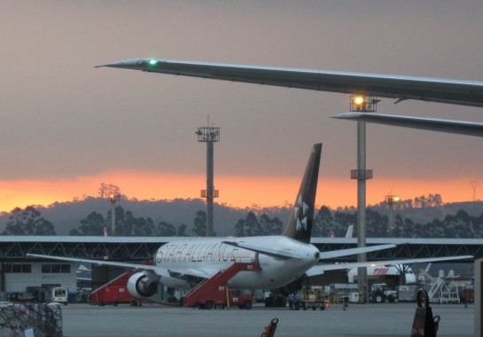 Pista do aeroporto de Guarulhos, com aviões parados, em trabalho de reabastecimento e carregamento de bagagens -  (crédito:  Hermann Wecke)