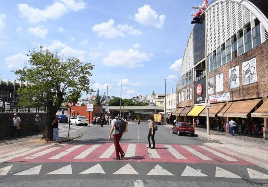 Travessia elevada para pedestres próximo à rodoviária: projeto para área central de Belo Horizonte tem o desafio de conciliar os vários personagens do trânsito urbano -  (crédito: Leandro Couri/EM/D.A.Press)