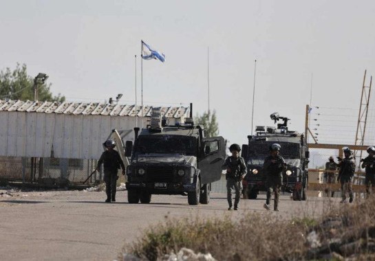  Veículos miilitares de Israel tomam posição na fronteira de Gaza, enquanto esperam o momento de troca de reféns do Hamas por presos palestinos -  (crédito: Jaafar ASHTIYEH / AFP)