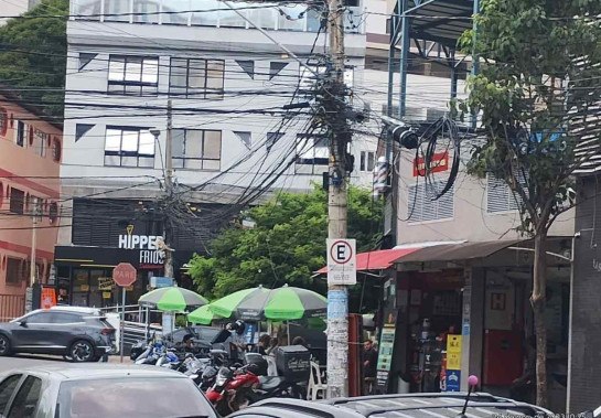 Maioria das lojas sem luz se localiza na Rua Conceição Macedo Novaes. Cemig afirma que cenário é resultado de um transformador que explodiu no local.  -  (crédito: Arquivo pessoal)