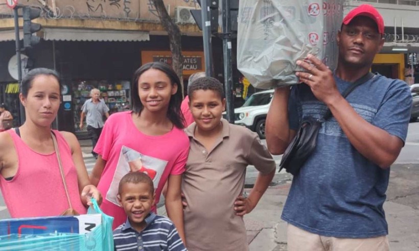 Leonardo da Cruz e Michele Moraes com os filhos estão com sacolas nas mães adquiridas na Black Friday