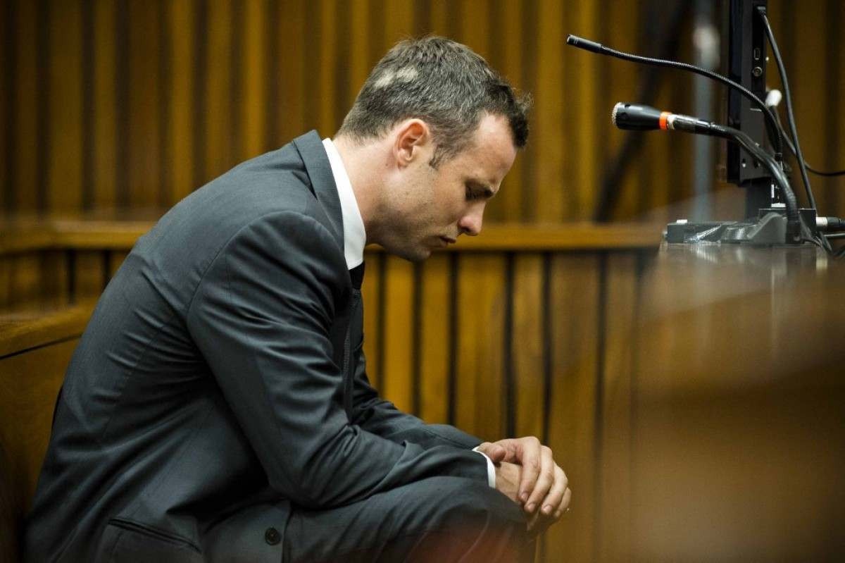 Oscar Pistorius ganha liberdade condicional 10 anos após assassinato de sua namorada