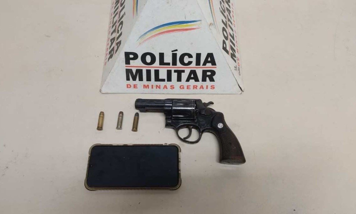 Polícia localizou homem, arma do crime e moto usada na fuga -  (crédito: PMMG/Divulgação)