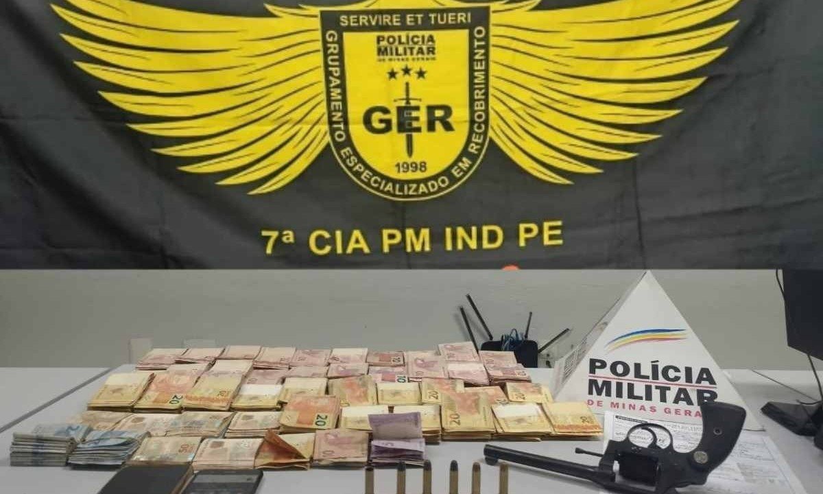 Polícia Militar recuperou mais de R$ 40 mil e um carro. Arma, munições e celulares foram apreendidos  -  (crédito: PMMG/Divulgação)