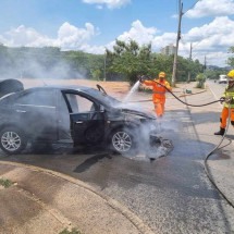 Sob forte calor, carro pega fogo em Montes Claros; veja vídeo - Luiz Ribeiro/EM/D.A. Press