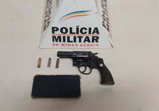 Polícia localizou homem, arma do crime e moto usada na fuga -  (crédito: PMMG/Divulgação)