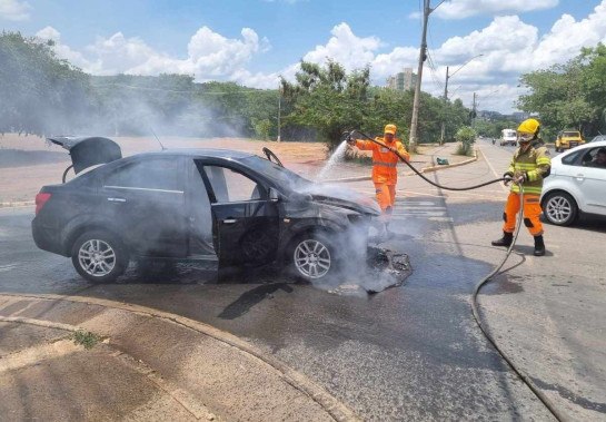 Bombeiros foram acionados para conter as chamas que se iniciaram no motor do carro -  (crédito: Luiz Ribeiro/EM/D.A. Press)