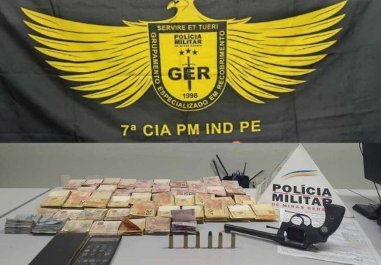 Polícia Militar recuperou mais de R$ 40 mil e um carro. Arma, munições e celulares foram apreendidos  -  (crédito: PMMG/Divulgação)