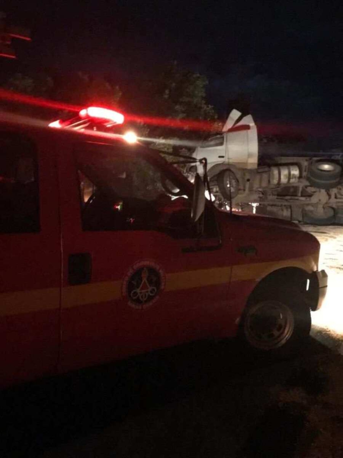 Caminhão tomba e motorista morre preso às ferragens no Triângulo Mineiro
