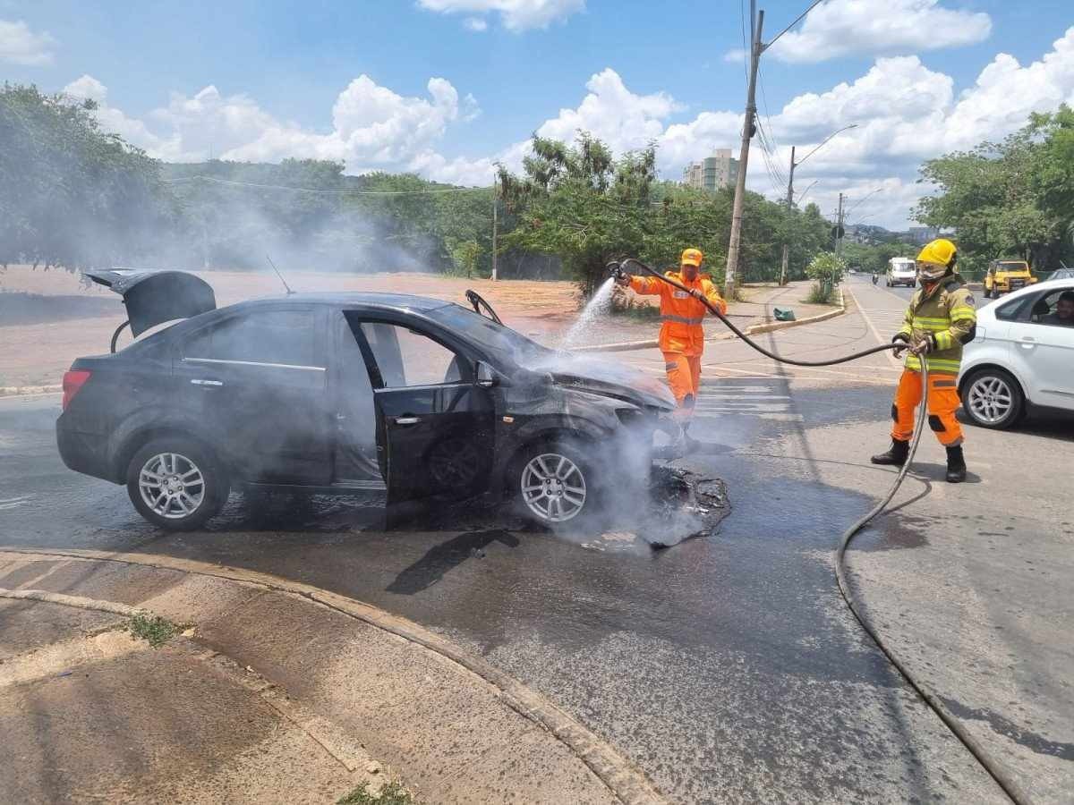 Sob forte calor, carro pega fogo em Montes Claros; veja vídeo