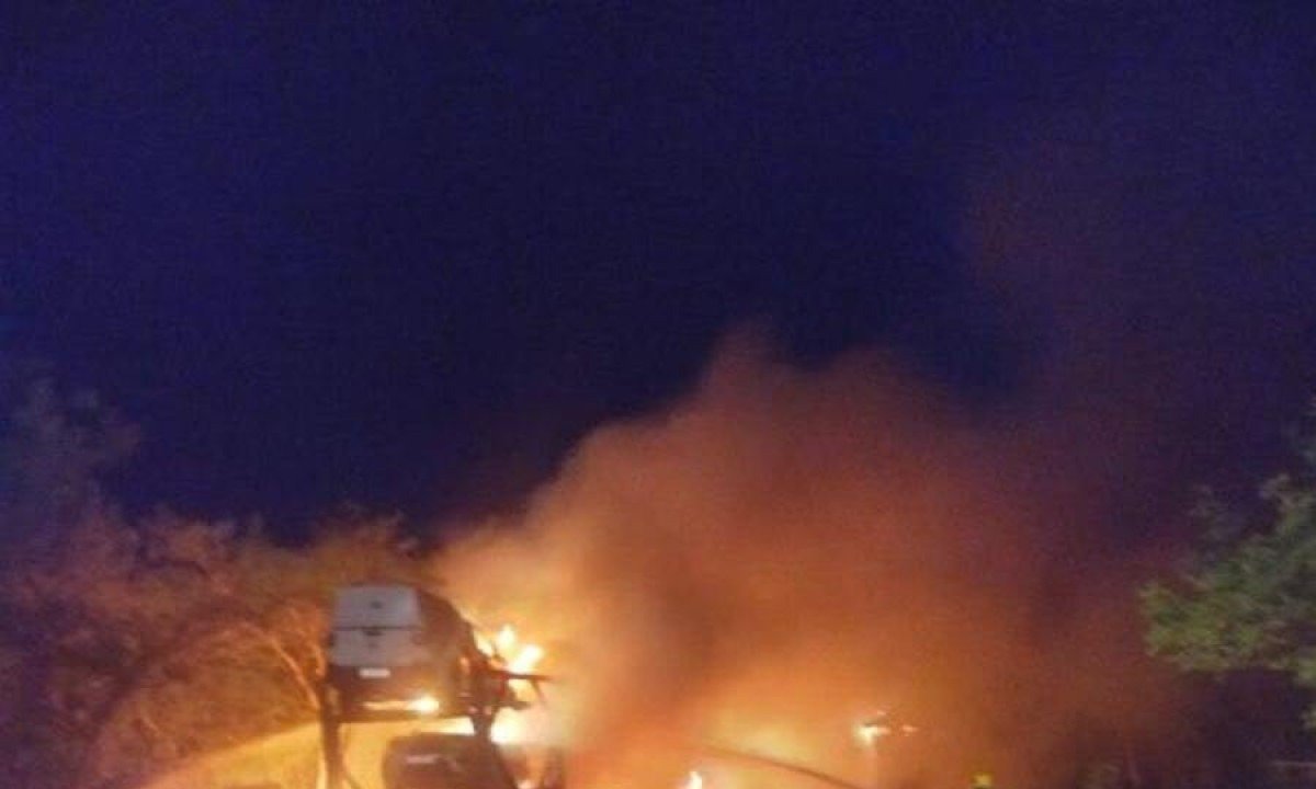 Bombeiros usaram 5 mil litros de água para controlar incêndio -  (crédito: CBMMG)