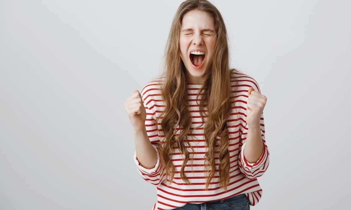 Girl cannot hide her depression and negative emotions. Portrait of stressed fed up female coworker screaming out loud with closed eyes and raised clenched fists, angry and miserable under pressure. Emotions concept
     -  (crédito:  Seva Levitsky)