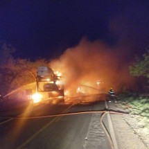 Cegonheira com 11 carros pega fogo no Norte de Minas - CBMMG