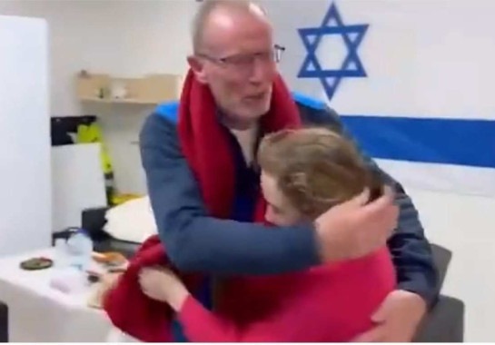 A pequena Emily Hand reeoncotrou o pai após mais de 50 dias como refém do Hamas -  (crédito: Reprodução/Redes Sociais)