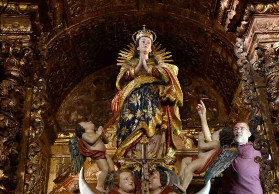 O padre Erivaldo Pereira aponta para a cópia, sem valor comercial, da coroa de ouro de Nossa Senhora da Conceição, que desapareceu da paróquia de Sabará  -  (crédito: RAMON LISBOA/EM/D.A PRESS)