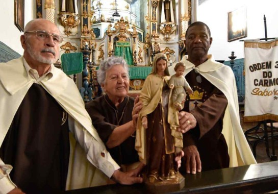 Integrantes da Ordem Terceira do Carmo, José Bouzas, Maria Dalila Irrthum e Luiz Barbosa com réplica da padroeira furtada há quase 30 anos: prece e esperança -  (crédito: Ramon Lisboa/EM/D.A Press)