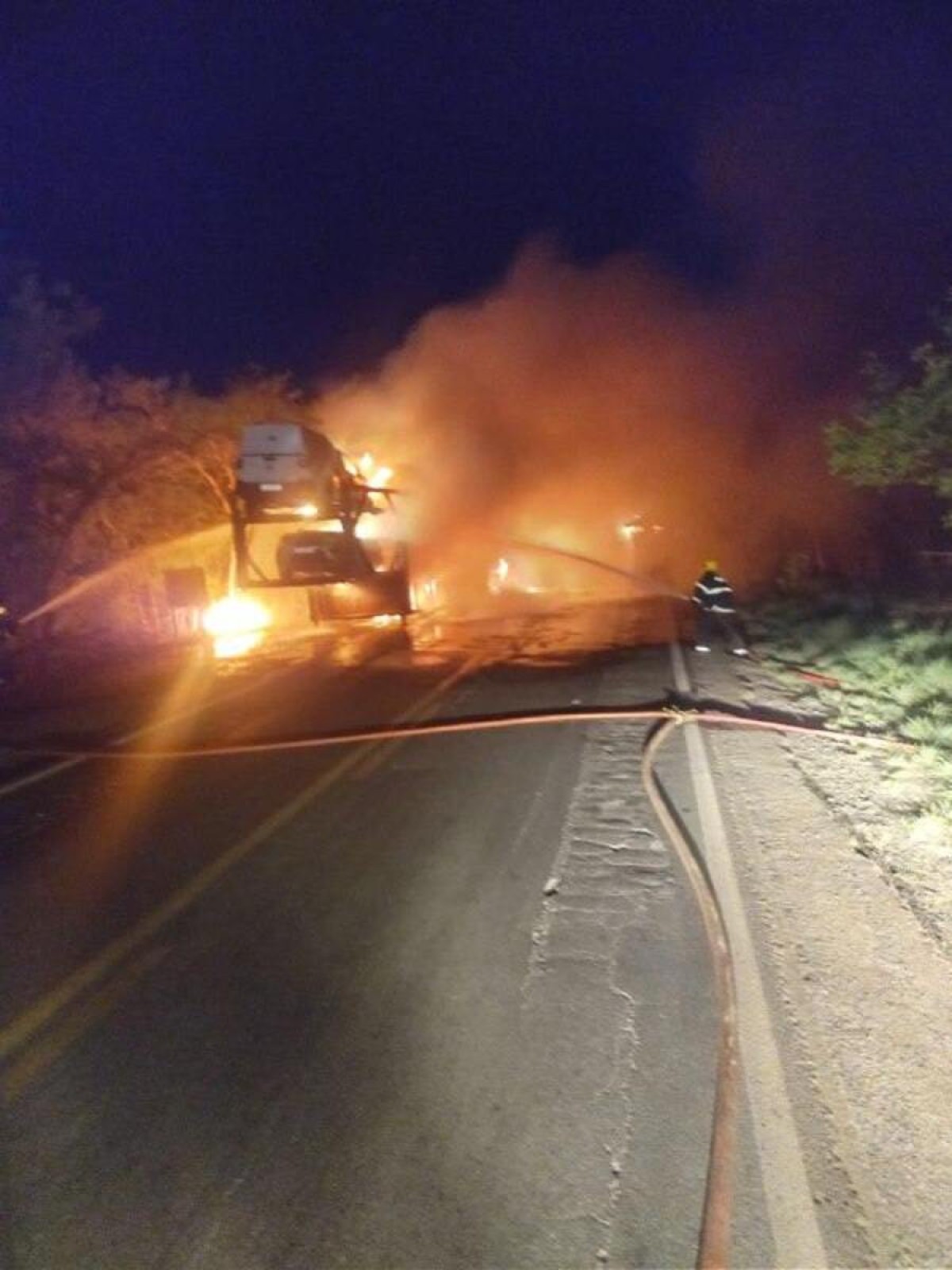 Cegonheira com 11 carros pega fogo no Norte de Minas