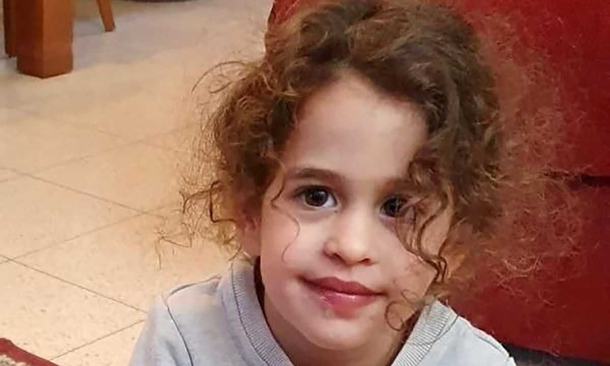 A pequena Abigal viu os pais morrerem e fez quatro anos de idade no cativeiro do Hamas -  (crédito:  Elizabeth Hirsh Naftali/Arquivo pessoal)