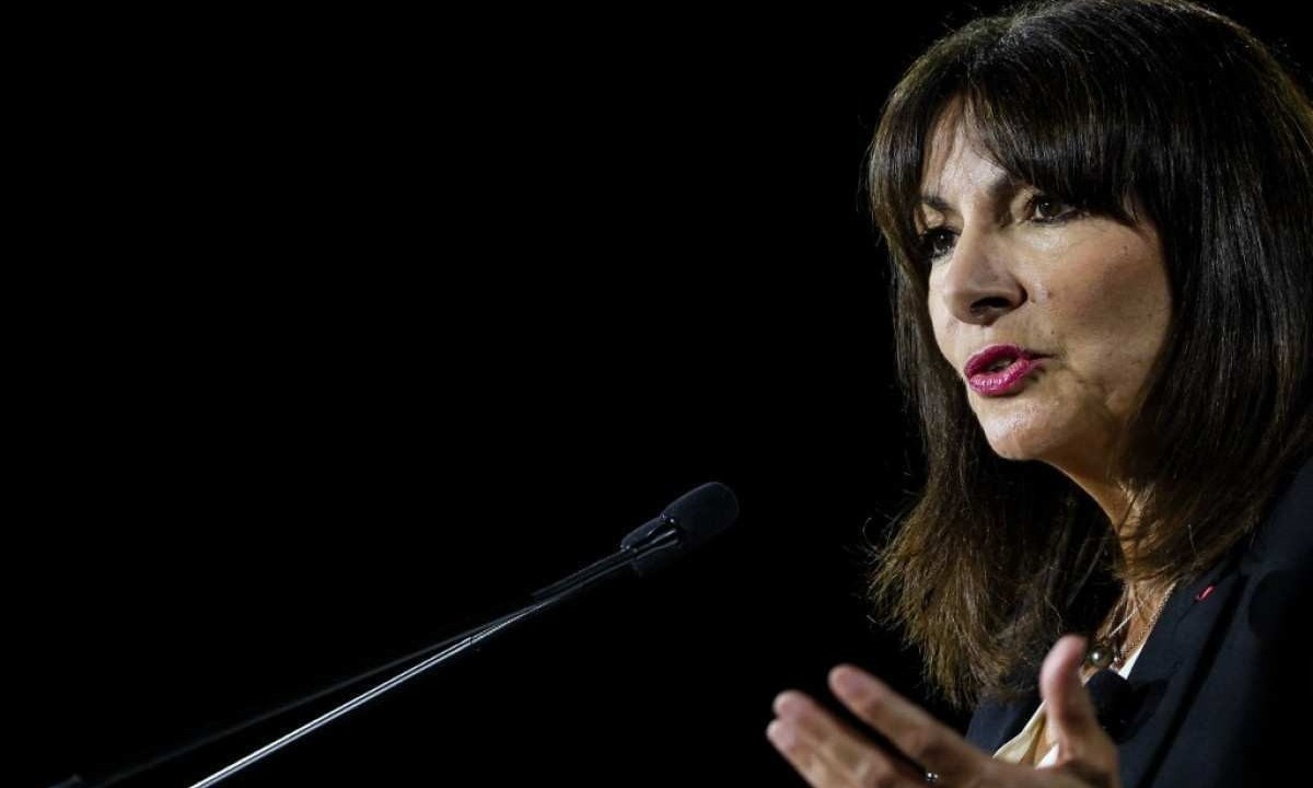  Prefeita de Paris, Anne Hidalgo, durante discurso na França -  (crédito: ALAIN JOCARD / AFP)