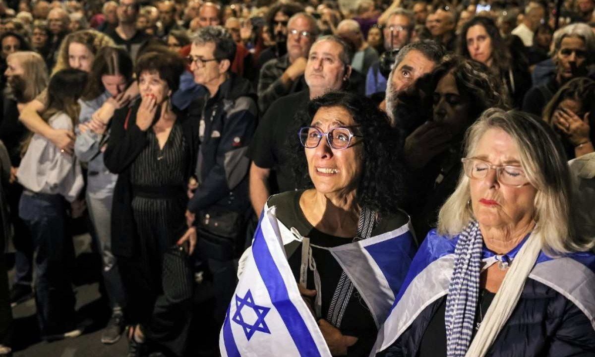  Mulher israelense, aflita, participa de manifestação pela renúncia do primeiro-ministro Benjamim Netanyahu e a volta de todos os reféns feitos pelo Hamas -  (crédito: AHMAD GHARABLI / AFP)