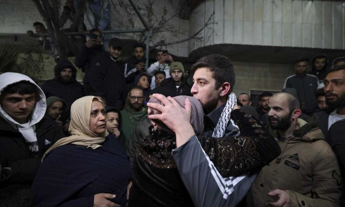 Prisioneiro palestino abraça a mãe depois de ser libertado de uma prisão israelense em troca de reféns israelenses libertados pelo Hamas da Faixa de Gaza -  (crédito: HAZEM BADER / AFP)