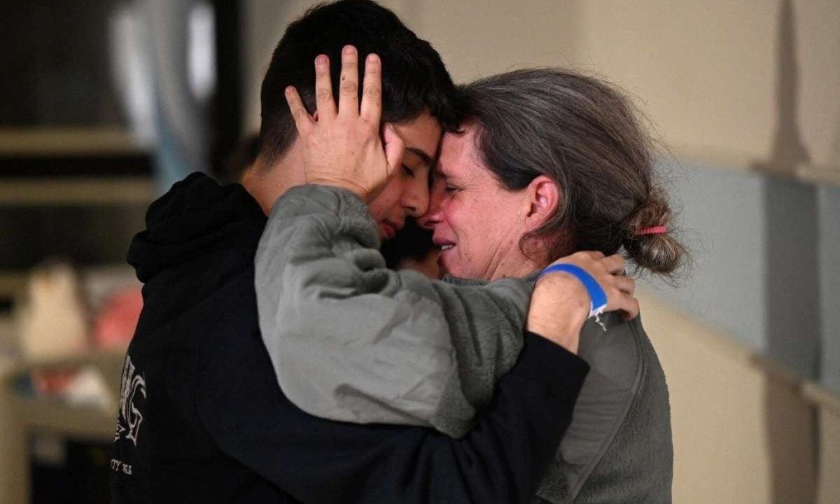 israelense Sharom-Avigdor abraça o filho depois de ser libertada do cativeiro do Hamas
       -  (crédito: Haim ZACH / GPO / AFP)
