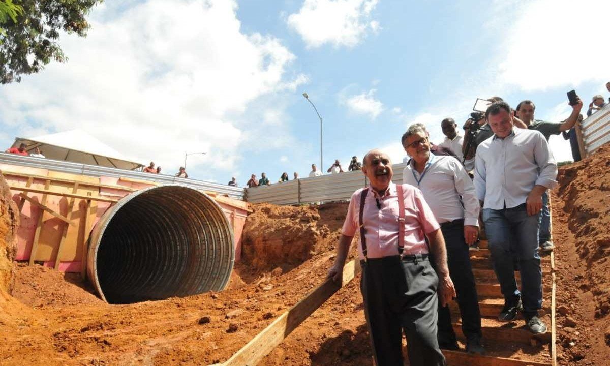 Prefeito Fuad Noman visita obras para otimização do Sistema de Macrodrenagem do Córrego Santa Inês, no bairro Boa Vista -  (crédito: Túlio Santos/EM/D.A.Press)