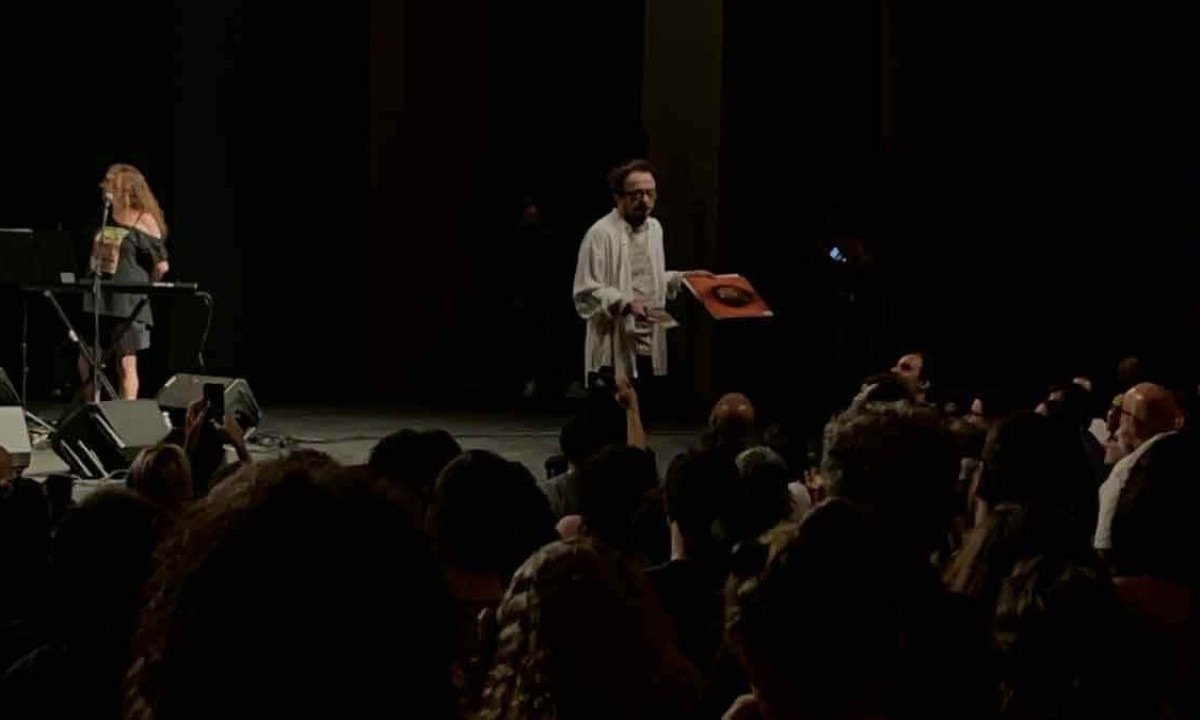 Tom Zé cantou, conversou com a plateia e autografou discos dos fãs durante show no Palácio das Artes -  (crédito: Helvécio Carlos/EM/DA PRESS)