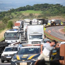 Congestionamento na BR-381 em Igarapé já chega a 15 quilômetros - Leandro Couri / EM / D.A Press