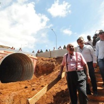 VÍDEO: Fuad visita obra de canalização no Santa Inês e fala sobre prevenção às enchentes em BH - Túlio Santos/EM/D.A.Press