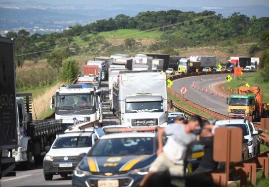 Congestionamento BR-381, em Igarapé, em decorrência de engavetamento na pista sentido Belo Horizonte -  (crédito: Leandro Couri / EM / D.A Press)