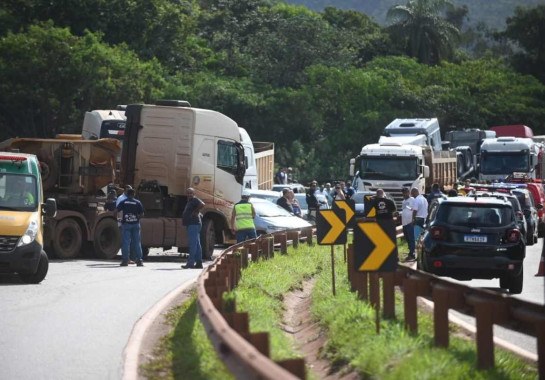 Engavetamento envolvendo quatro carretas e oito carros na BR-381, em Igarapé, na Região Metropolitana de BH -  (crédito: Leandro Couri / EM / D.A Minas)